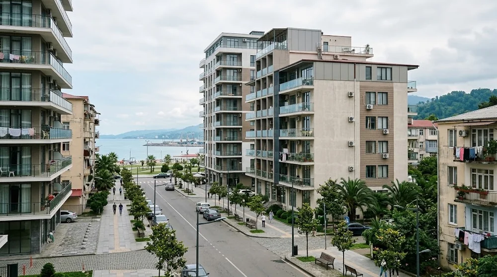 Edificios de apartamentos y calles próximas al mar en Batumi